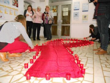 Elevi de la liceele din Suceava au aprins candele la sediul DSP pentru cei uciși de HIV/SIDA