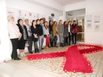 Elevi de la liceele din Suceava au aprins candele la sediul DSP pentru cei uciși de HIV/SIDA