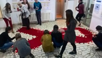 Elevi de la liceele din Suceava au aprins candele la sediul DSP pentru cei uciși de HIV/SIDA