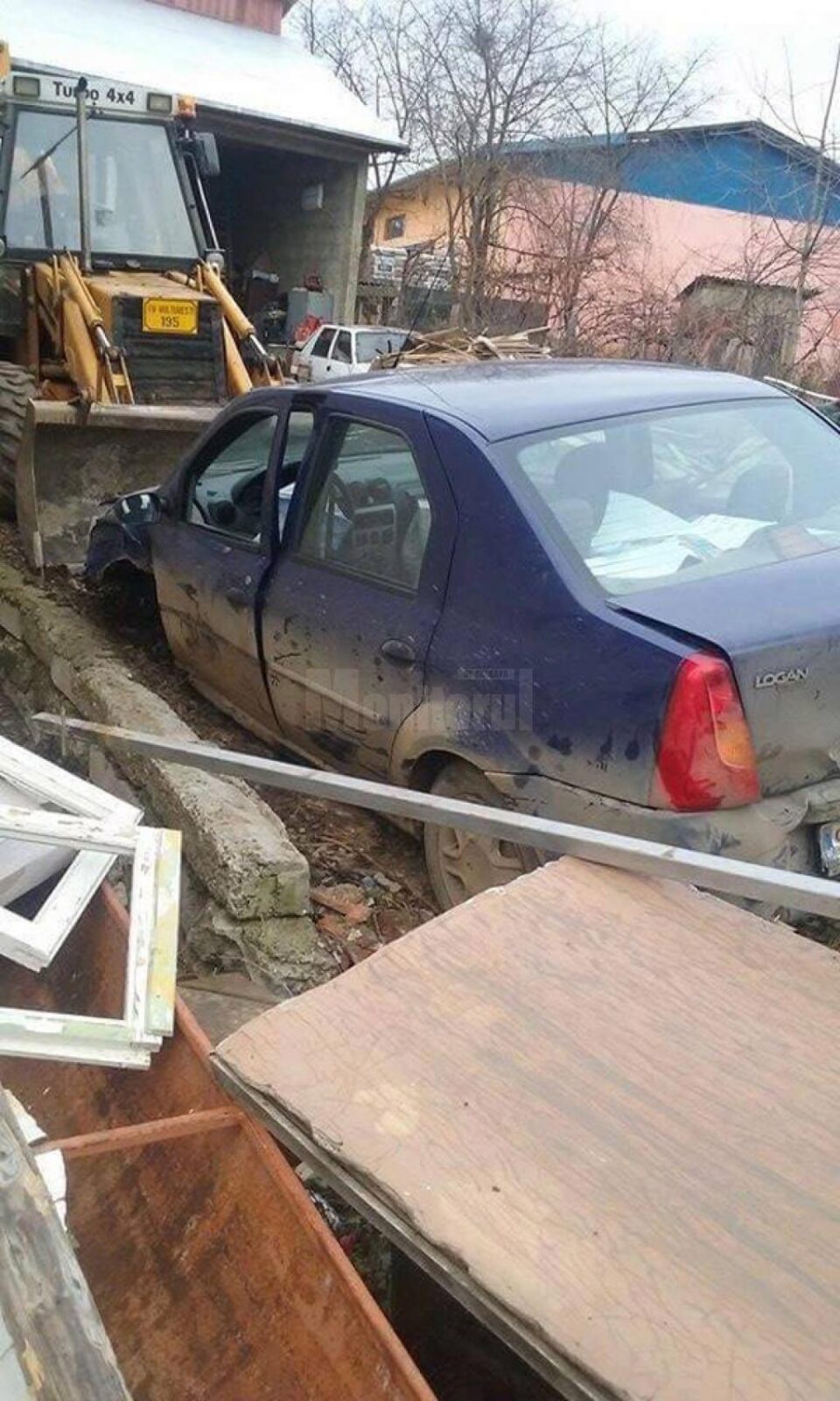 Autoturismul marca VW Vento a fost distrus aproape în totalitate de flăcări