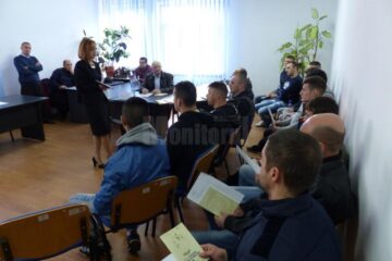 Deținuții au avut parte de un regim liber, fără cătușe, fiind doar supravegheați de mai mulți polițiști