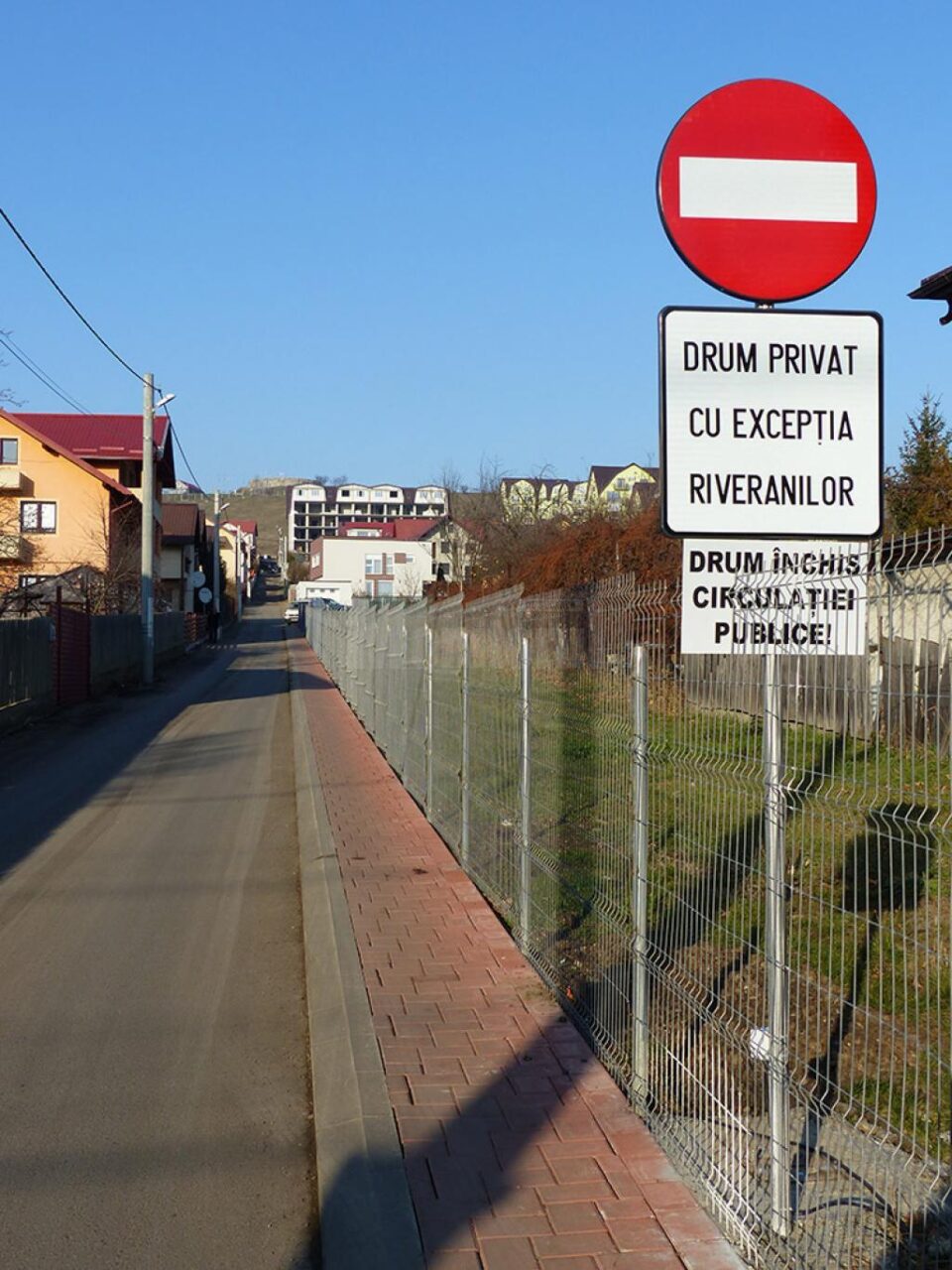 Familia Puiu se plânge că proprietarii drumului privat le creează probleme de acces, chiar dacă ei sunt riverani pe această stradă