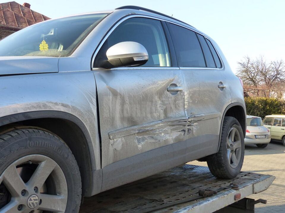Autoturismul VW Tiguan a fost de asemenea avariat și la portierele din stânga