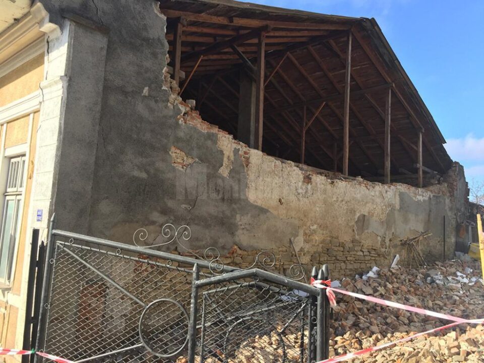 Peretele prăbușit