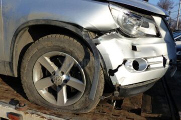 Autoturismul VW Tiguan a fost avariat în partea din dreaptă față în urma incidentului