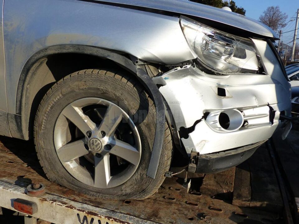 Autoturismul VW Tiguan a fost avariat în partea din dreaptă față în urma incidentului