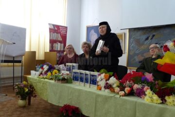 Monahia Elena Simionovici vorbind despre cartea lansată de Doina Cernica