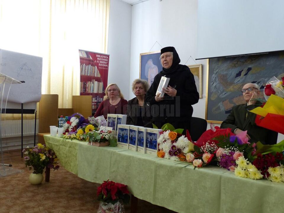 Monahia Elena Simionovici vorbind despre cartea lansată de Doina Cernica