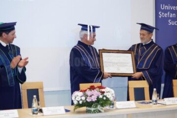 Decanul Facultății de Inginerie Mecanică, Mecatronică si Management, prof. univ. dr. ing. Ilie Muscă, a înmânat diploma de Doctor Honoris Causa