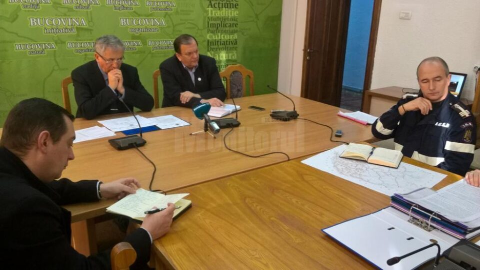 Gheorghe Flutur a criticat dur, ieri, în ședința comitetului de iarnă, lipsa sării, pietrele și argila din materialul antiderapant și lipsa de organizare de la Drumuri Naționale Gheorghe Flutur a criticat dur, ieri, în ședința comitetului de iarnă, lipsa sării, pietrele și argila din materialul antiderapant și lipsa de organizare de la Drumuri Naționale