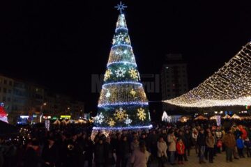 Luminile de sărbătoare s-au aprins în bradul de Crăciun din centrul Sucevei