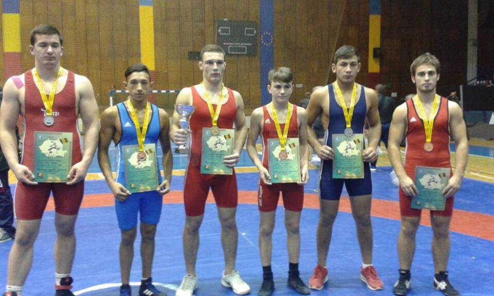 Poză de grup cu cei șase medaliați ai întrecerii de la Târgoviște