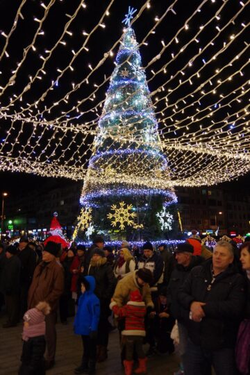Luminile de sărbătoare s-au aprins în centrul Sucevei