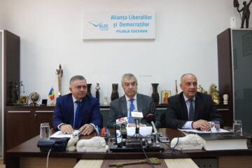 Liderul ALDE, Călin Popescu Tăriceanu (centru), a prezentat la Suceava programul pentru dezvoltarea regiunii Moldova și a județului