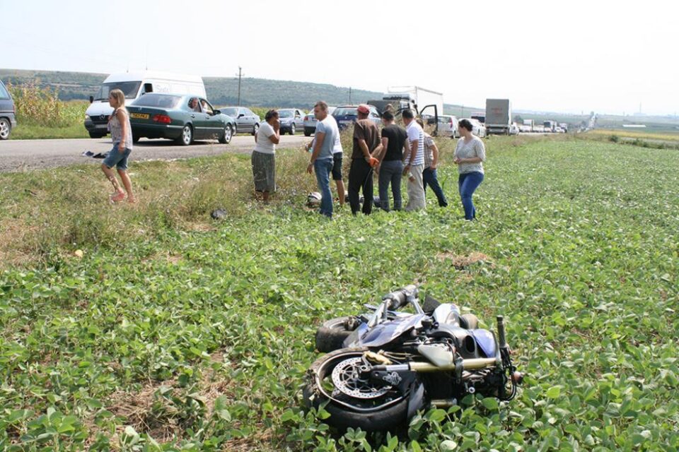 Tânărul de pe motocicletă a fost proiectat la câțiva metri distanță, în afara drumului