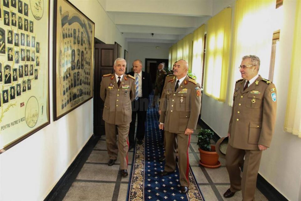 Șeful Statului Major al Forțelor Terestre, general-locotenent dr. Dumitru Scarlat, a fost prezent la aniversare Foto: Elev sergent Alexandru Aioanei Șeful Statului Major al Forțelor Terestre, general-locotenent dr. Dumitru Scarlat, a fost prezent la aniversare Foto: Elev sergent Alexandru Aioanei
