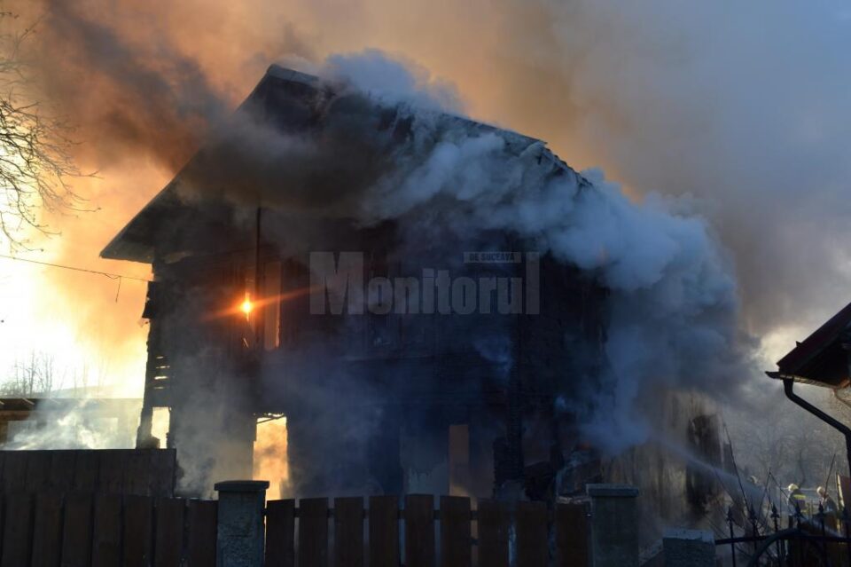 Casa construita din lemn a fost distrusa de flacari, batrana fiind gasita carbinizata sub daramaturi Casa construita din lemn a fost distrusa de flacari, batrana fiind gasita carbinizata sub daramaturi