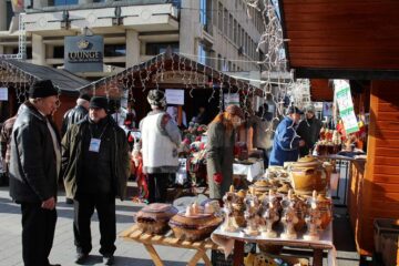 Târgul meșterilor populari, în cadrul Târgului de Crăciun din centrul Sucevei