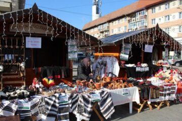 Târgul de Crăciun din centrul Sucevei a fost inaugurat de Ziua Bucovinei