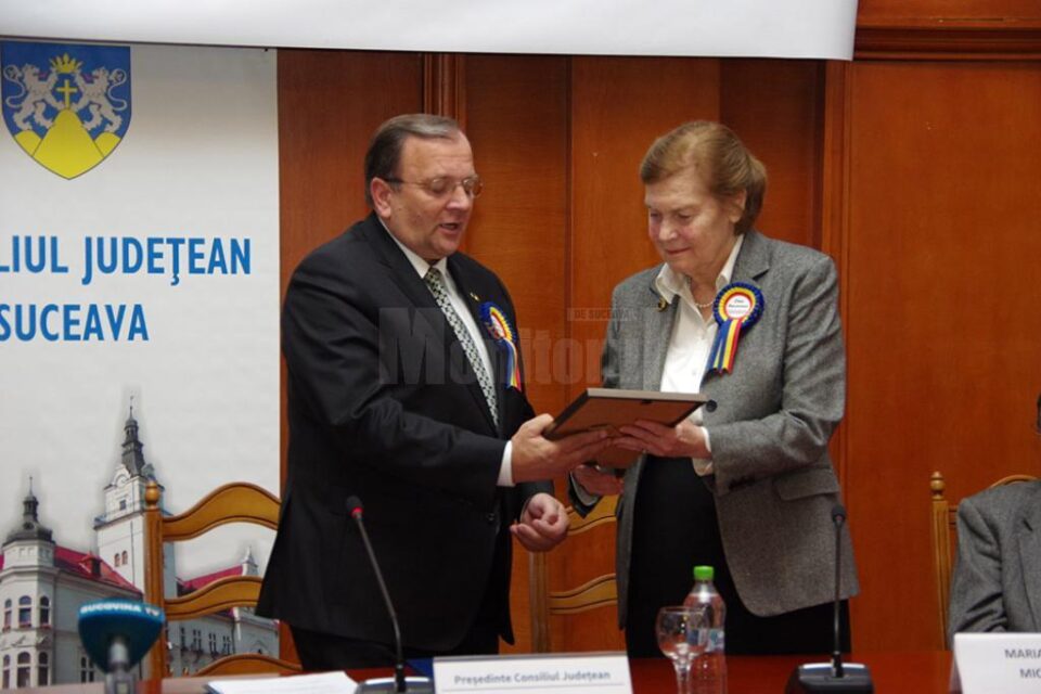 Flutur îi înmânează Ioanei Maria Miclescu diploma de "Cetățean de Onoare" pentru bunicul ei, Iancu Flondor