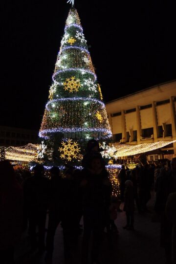Luminile de sărbătoare s-au aprins în centrul Sucevei
