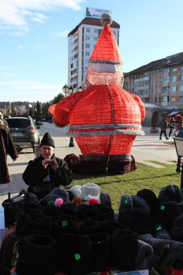Târgul de Crăciun din centrul Sucevei a fost inaugurat de Ziua Bucovinei