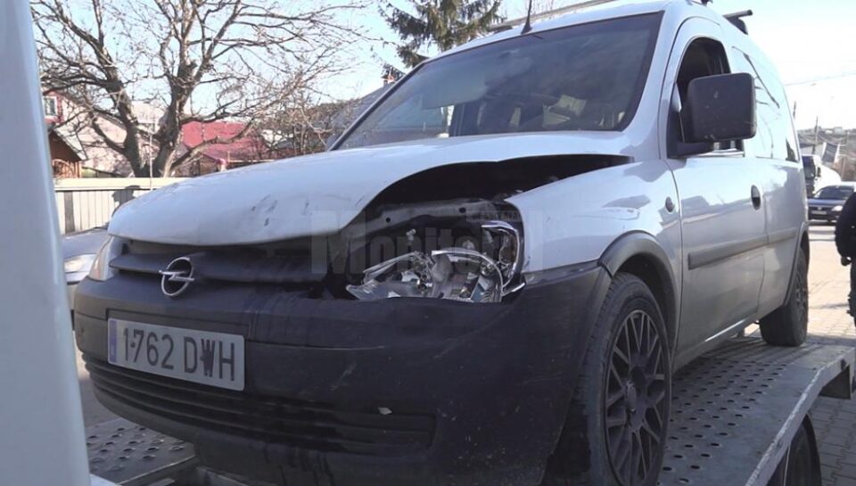 Autoutilitara Opel a fost cea care a acrosat Renault-ul, care a intrat apoi cu viteză în stația de carburanți