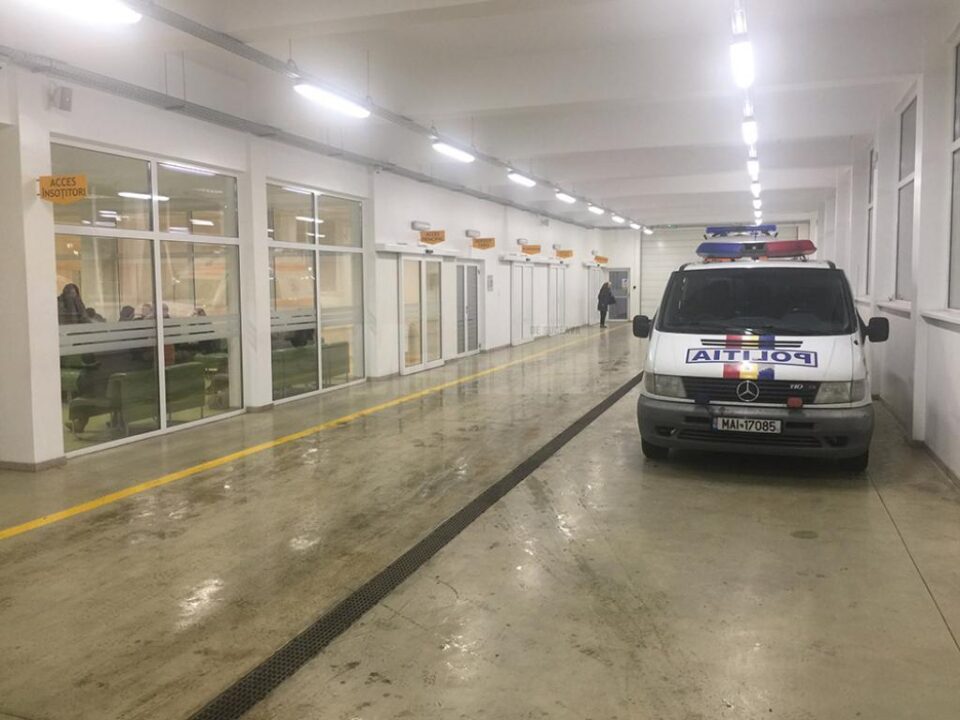 Scandal la Urgențele Spitalului Județean, între două grupuri de romi