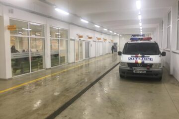 Scandal la Urgențele Spitalului Județean, între două grupuri de romi