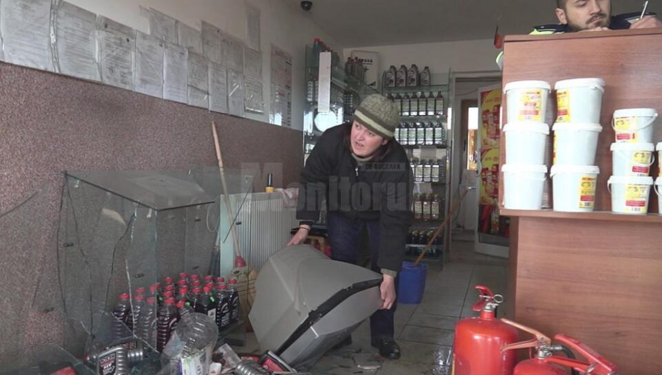 Angajata benzinăriei a scăpat ca prin minune, după ce autoturismul scăpat de sub control a intrat peste ea în magazin