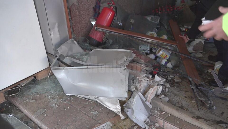 Autoturismul scăpat de sub control a distrus tot ce a întâlnit în cale