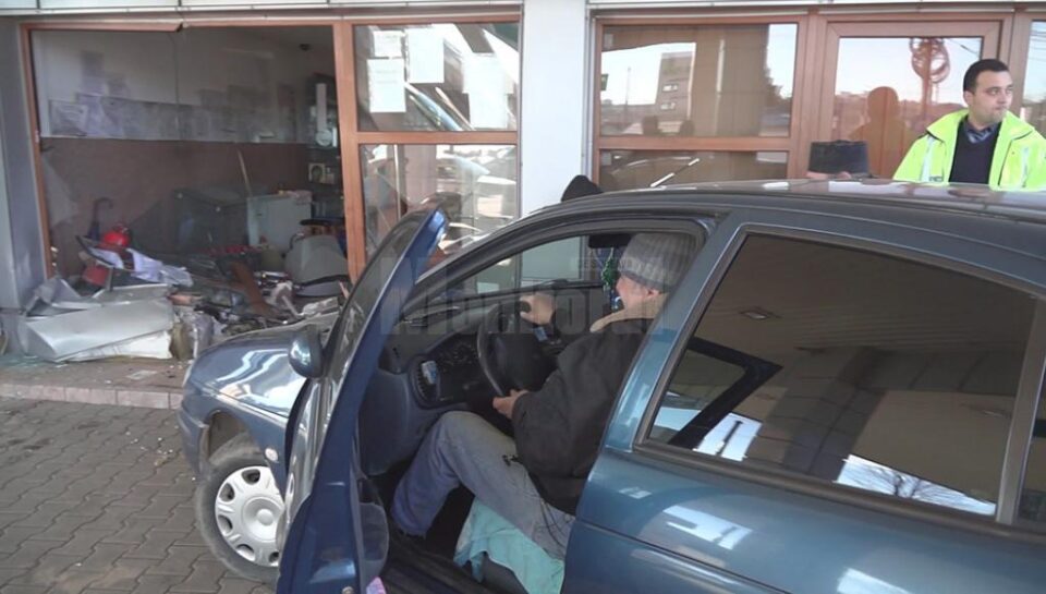 În urma unei manevre greșite, autoturismul a ajuns în vitrina magazinului din benzinărie