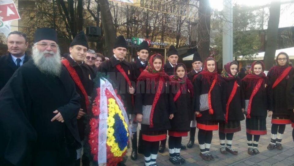Grupul „Ai lui Ștefan, noi oșteni”, din Vicovu de Sus, la Cernăuți de 1 Decembrie Grupul „Ai lui Ștefan, noi oșteni”, din Vicovu de Sus, la Cernăuți de 1 Decembrie