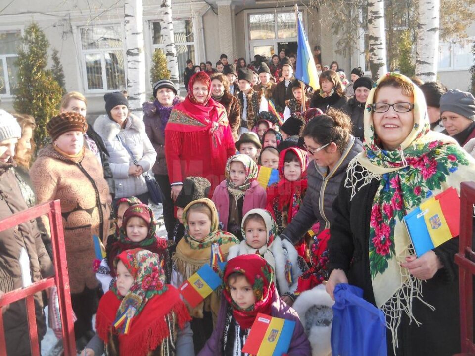 Moldovița, în straie de sărbătoare de Ziua Națională a României
