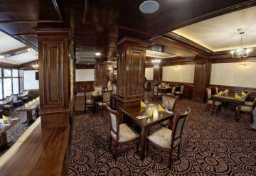 Restaurantul cabanei își așteaptă oaspeții cu preparate tradiționale din Bucovina