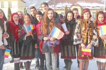 Elevi din Moldovița sărbătorind Ziua Națională a României
