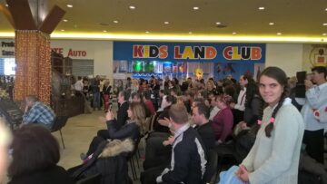 Momente artistice și expoziție cu obiecte realizate de persoane cu dizabilități, la Iulius Mall