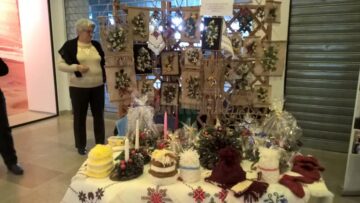Momente artistice și expoziție cu obiecte realizate de persoane cu dizabilități, la Iulius Mall