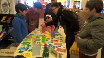Momente artistice și expoziție cu obiecte realizate de persoane cu dizabilități, la Iulius Mall