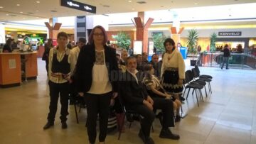 Momente artistice și expoziție cu obiecte realizate de persoane cu dizabilități, la Iulius Mall