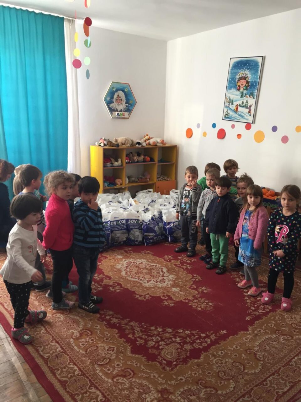 Preșcolarii de la Grădinița Colegiului „Mihai Eminescu” le-au oferit cadouri vârstnicilor de la Solca