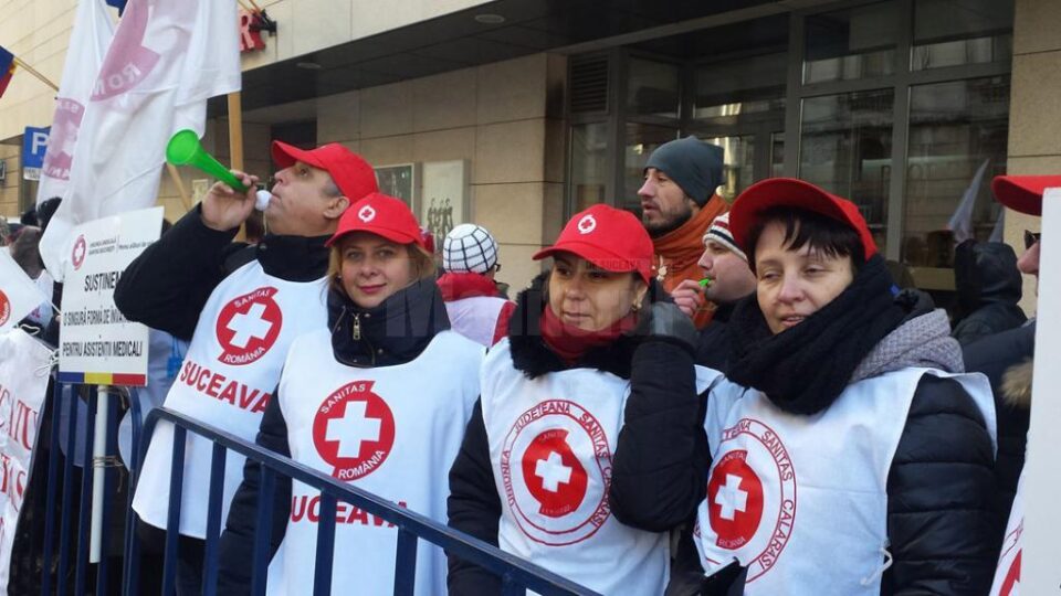 Cinci membri ai filialei Suceava a Federației SANITAS, printre care liderul județean Romică Bălan, au participat, ieri, la acțiunea de pichetare a Ministerului Sănătății