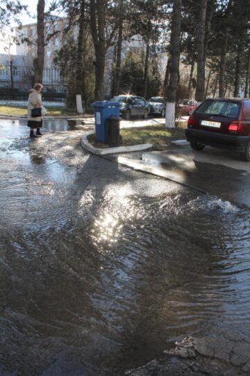 Inundație pe străzile Sucevei, provocată de un „meșter bun la toate”