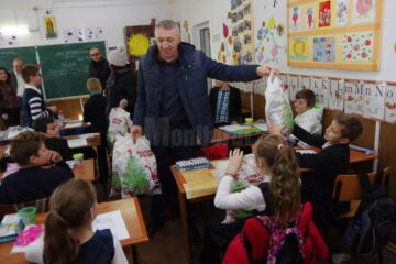 Copiii au primit pachete în cadrul unei acțiuni-surpriză organizată de primarul Eduard Dziminschi și o parte dintre consilierii locali