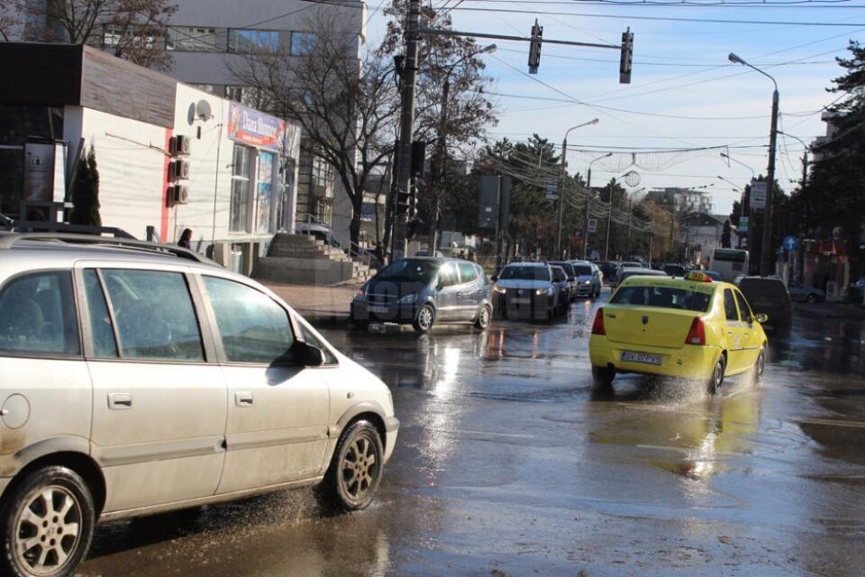 Străzi inundate cu apă potabilă, de la o greșeală de manevrare a unui hidrant