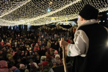Mii de cadouri pentru copii, împărțite de Moș Nicolae, în centrul Sucevei