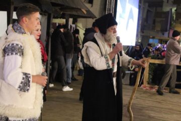 Moș Nicolae a venit să le aducă bucurie miilor de copii și părinți adunați în centrul Sucevei