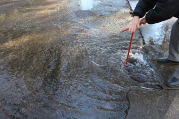 Inundație pe străzile Sucevei, provocată de un „meșter bun la toate”