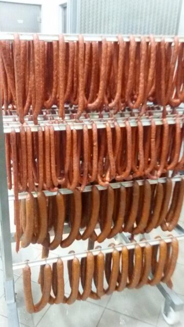 „Îți plouă în gură” cu preparatele de la cea mai nouă carmangerie din Suceava