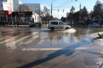 Inundație pe străzile Sucevei, provocată de un „meșter bun la toate”